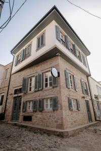 Barıs Otel Cunda في أيفاليك: مبنى على ساعه