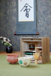 Estris per fer te o cafè a 古今 天下茶屋 with a private parking lot and a half open-air bath and direct to KIX