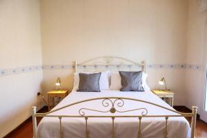 Un pat sau paturi într-o cameră la Appartamento con terrazzo a Capodimonte by Wonderful Italy