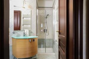 Ένα μπάνιο στο Appartamento con terrazzo a Capodimonte by Wonderful Italy +20 φωτογραφίες