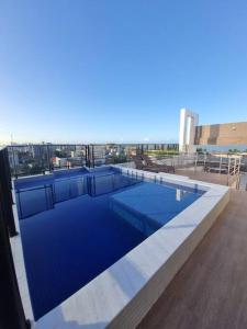 uma grande piscina no topo de um edifício em Apto a 200metros da praia do Bessa! em João Pessoa
