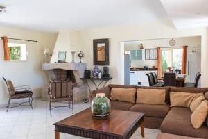 Et opholdsområde på Villa bord de mer avec piscine chauffée