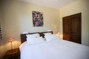 En eller flere senge i et værelse på Villa bord de mer avec piscine chauffée + 19 billeder