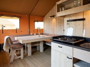 Dutchen Erfgoedpark De Hoop Glamping的厨房或小厨房