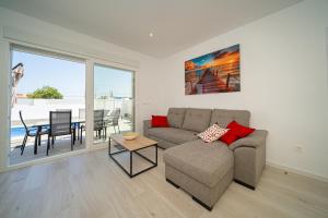 AvilesesにあるVilla Misaのソファとテーブルのあるリビングルーム