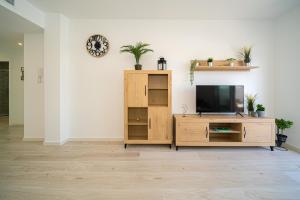 uma sala de estar com televisão e um centro de entretenimento em madeira em Villa Misa em Avileses