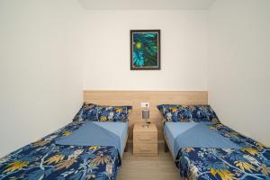 AvilesesにあるVilla Misaのベッドが2つあり、壁に絵が飾られている寝室 +22枚の写真