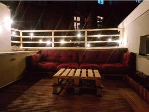 un soggiorno con divano rosso e tavolino da caffè di Beautiful Duplex in the center of Brussels a Bruxelles