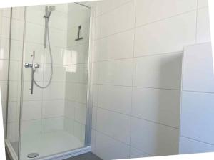 Ένα μπάνιο στο Moderne Apartments Bedburg-Hau