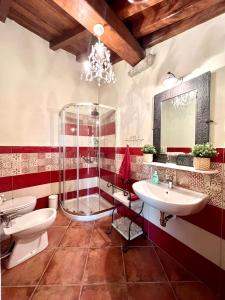 ein Bad mit 2 Waschbecken und einer Dusche in der Unterkunft Incanto in Vernazza