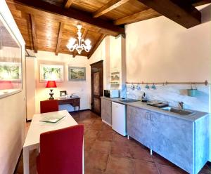 eine große Küche mit einem Waschbecken und einem Tisch in der Unterkunft Incanto in Vernazza