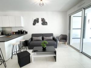 sala de estar con sofá y mesa en T2 NEUF TERRASSE PRES des PLAGES, en Saint-Cyr-sur-Mer