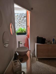 baño con aseo, ventana y lavamanos en Rifugio dei Saraceni en Vallecrosia