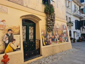 un edificio con pinturas al costado. en Rifugio dei Saraceni en Vallecrosia