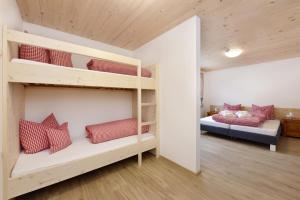 Postel nebo postele na pokoji v ubytování Appartements Vallüla Montafon