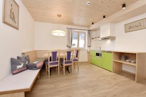 Kuchyň nebo kuchyňský kout v ubytování Appartements Vallüla Montafon