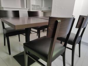una mesa de comedor y sillas en una habitación en CHEZ WL, en Luxemburgo
