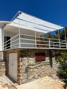 Fotografia z galérie ubytovania Small, 2 bedroom house, 50 m from the sea, with personal pool v destinácii Vrboska