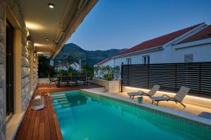 Bazén v ubytování Villa Nika with private heated pool nebo v jeho okolí