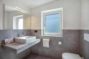 A bathroom at Apartments Curti - Waldgrün