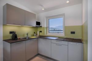 A kitchen or kitchenette at Apartments Curti - Waldgrün