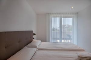 A bed or beds in a room at Apartments Curti - Waldgrün
