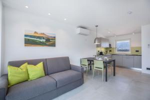 A kitchen or kitchenette at Apartments Curti - Waldgrün
