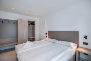 A bed or beds in a room at Apartments Curti - Waldgrün