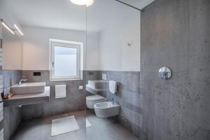 A bathroom at Apartments Curti - Waldgrün