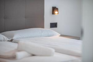 A bed or beds in a room at Apartments Curti - Waldgrün