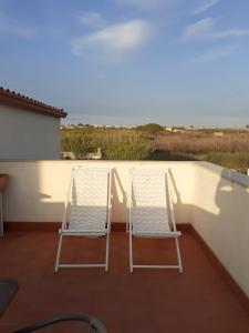 2 sillas sentadas en un balcón con vistas al océano en Casa relax, en Granelli