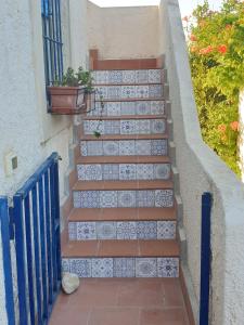 un conjunto de escaleras con una maceta. en Casa relax, en Granelli