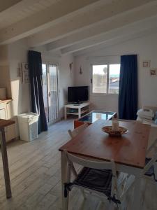 sala de estar con mesa de madera y TV en Casa relax, en Granelli