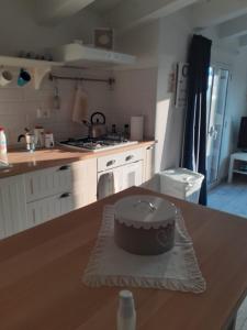 una cocina con una tarta de chocolate sobre una mesa en Casa relax, en Granelli