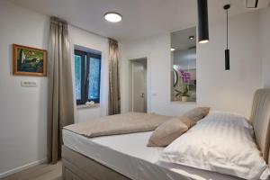 Postel nebo postele na pokoji v ubytování Villa Nika with private heated pool