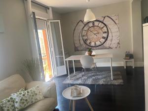 A seating area at Apartamentos Logroño centro, TIC TAC, wifi