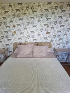 ein Schlafzimmer mit einem Bett und einer Wand mit Tieren in der Unterkunft Location saisonnière appartement situé à Saumur in Saumur