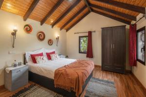 Postel nebo postele na pokoji v ubytování Casa de Campo Arco de São Jorge by An Island Apart + 22 fotografií