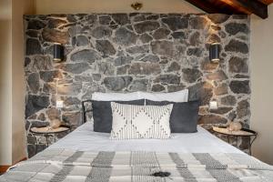 Łóżko lub łóżka w pokoju w obiekcie Casa de Campo Arco de São Jorge by An Island Apart