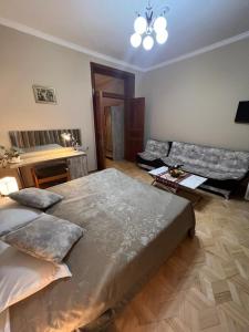 - un salon avec un grand lit et un canapé dans l'établissement Georgian House, à Tbilissi