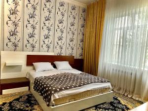 Schlafzimmer mit einem Bett und einem Fenster in der Unterkunft House in Quba in Quba