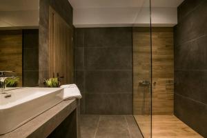 A bathroom at Villa Iokasti - Ionian Treasure Villas