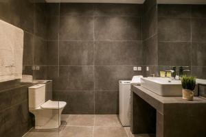 A bathroom at Villa Iokasti - Ionian Treasure Villas