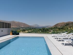 A general mountain view or a mountain view taken from A villát