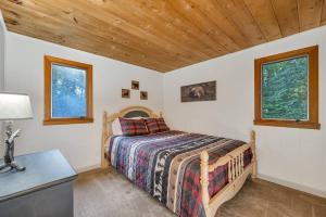 Katil atau katil-katil dalam bilik di Gunstock & Lakes Region Year Round Chalet