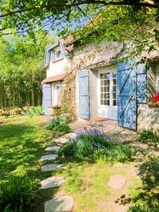 ein Haus mit einer blauen Tür und einem Hof in der Unterkunft La samsonniére in Courbouzon
