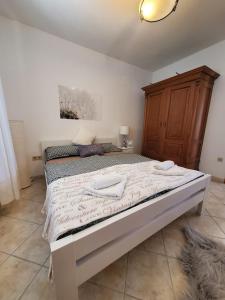 Ein Bett oder Betten in einem Zimmer der Unterkunft Apartment Kamenar