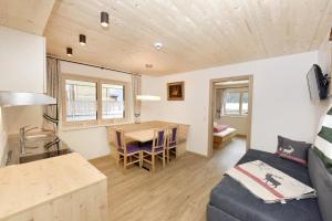 TV a/nebo společenská místnost v ubytování Appartements Vallüla Montafon