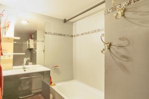 a bathroom with a shower and a sink at Tournette Montagnes et Lacs in Saint-Jean-de-Sixt