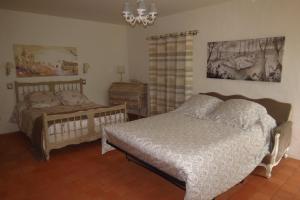 Gîte écoconçu charmant proche zoo de la Flèche客房内的一张或多张床位